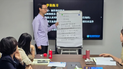 3上台展示.jpg